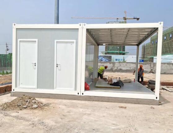 客户订购青岛住人集装箱房屋施工安装中